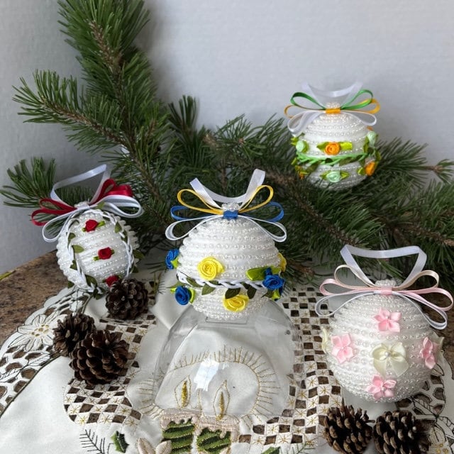 Bright and shiny holiday 3D beaded ornaments with floral pattern | Gift-Emporium