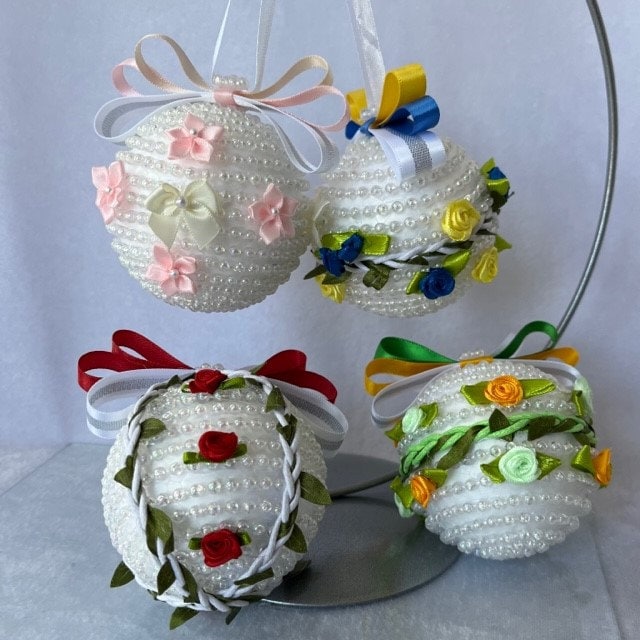 Handmade 3D Christmas bead ornaments with red, yellow, blue, pink, and orange flower design | Gift-Emporium