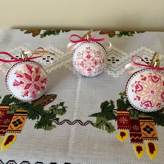 7.2 cm pink and magenta Christmas balls with cross-stitch design | Gift-Emporium