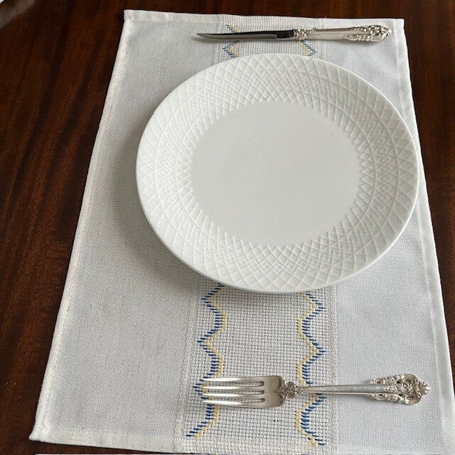 Country-style rectangular placemats in blue and yellow, ideal table decor or Mother's Day gift | Gift-Emporium