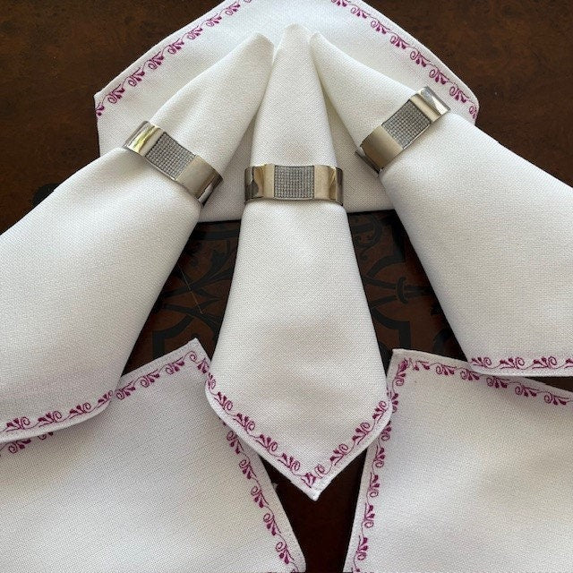 White linen napkin set with magenta embroidery - 6 pieces | Gift-Emporium