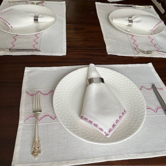 Magenta embroidered white linen napkins for dinner table | Gift-Emporium