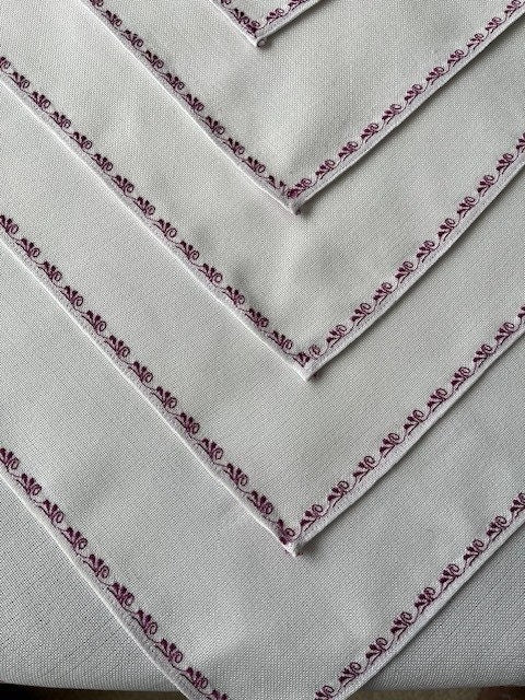 Magenta embroidered linen napkins perfect for formal dining | Gift-Emporium