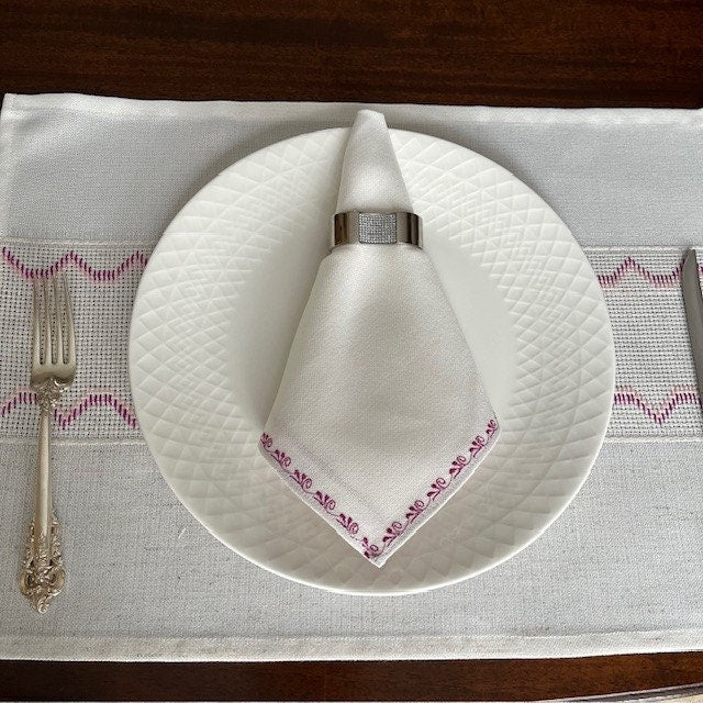 Elegant white linen napkins with intricate magenta stitching | Gift-Emporium