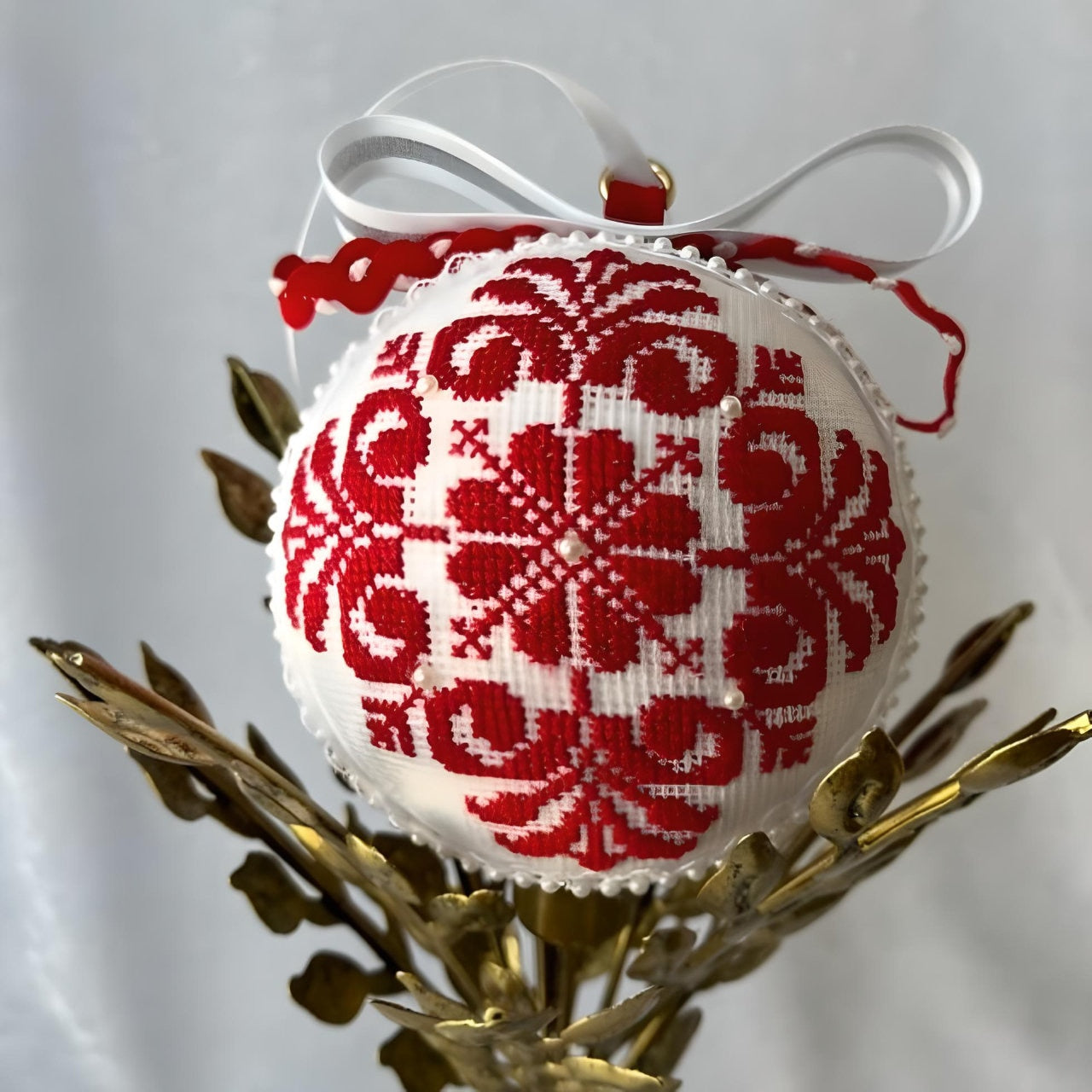 9 cm red velvet Christmas ornament with cross-stitch design | Gift-Emporium