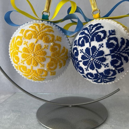 Seasonal cross-stitch ornament, yellow and blue velvet, 9cm centerpiece for Christmas decor | Gift-Emporium