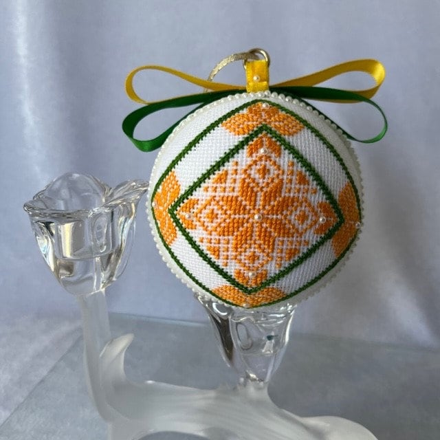 Beautiful hand-embroidered ornament in three classic holiday colors | Gift-Emporium