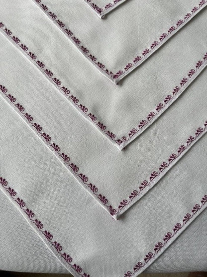 Magenta embroidered linen napkins perfect for formal dining | Gift-Emporium
