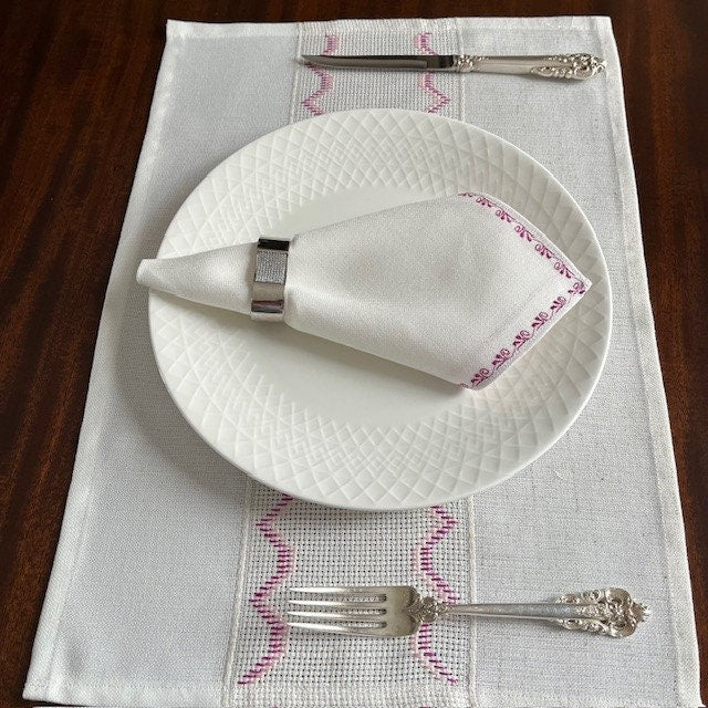 Set of 6 magenta placemats with matching napkins, perfect wedding gift | Gift-Emporium