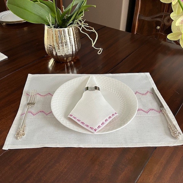 Elegant magenta placemat and napkin set for 6 guests, ideal for weddings | Gift-Emporium