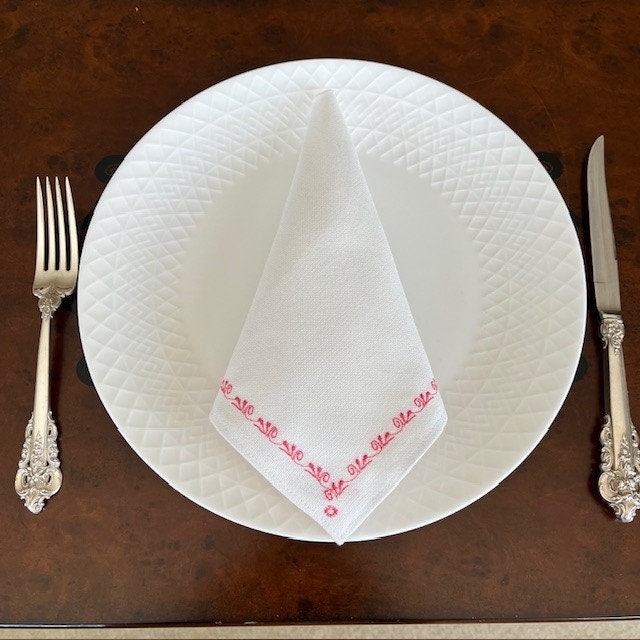 Beautiful white linen napkins with rose embroidery for luxurious dinner parties | Gift-Emporium