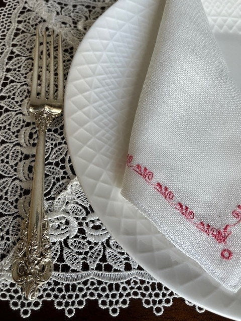 Stylish napkins with rose embroidery for special occasions and dinner parties | Gift-Emporium