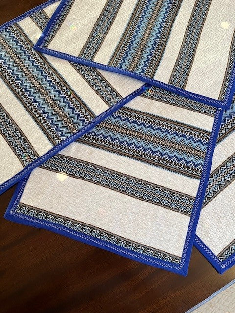 Gift idea for her – quilted placemat in Ukrainian wave pattern | Gift-Emporium