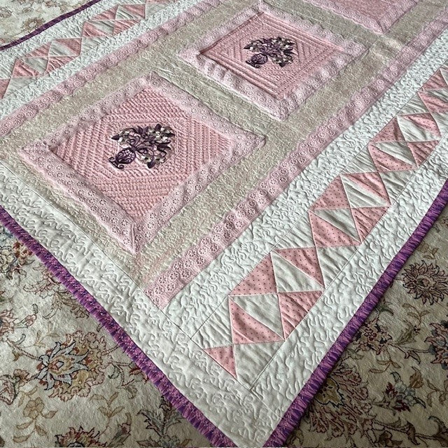 Personalized embroidered baby girl quilt in light pink | Gift-Emporium